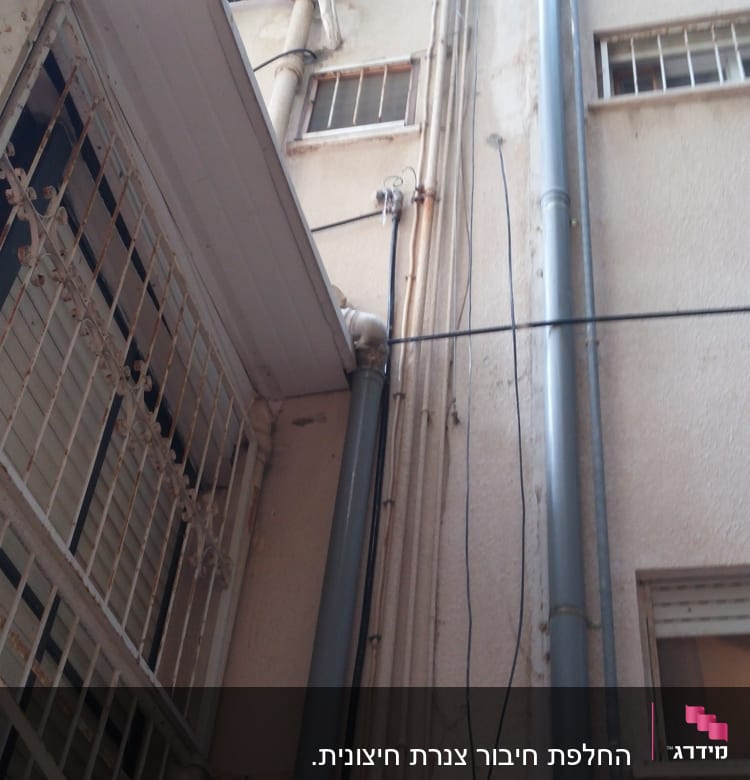 צינורות ביוב חיצוניים על קיר בניין